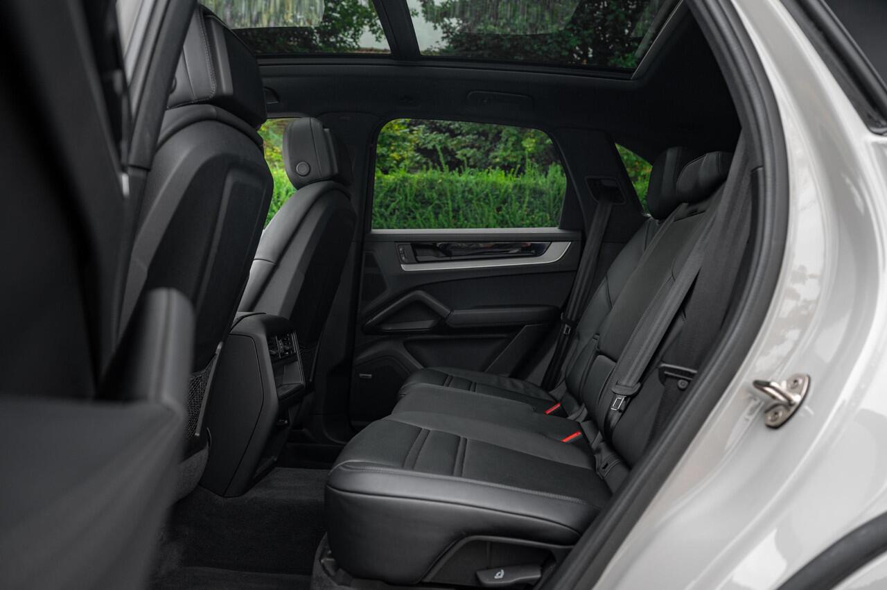 Porsche CAYENNE 3.0 E-Hybrid 470pk | Krijt | 22" | Lucht | InnoDrive | BOSE | SoClo