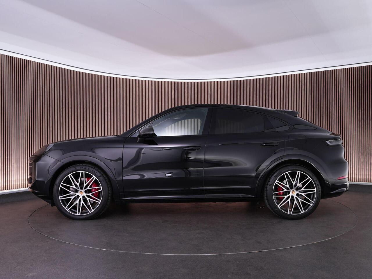 Porsche CAYENNE Coupé 3.0 E-Hybrid |pas.display|achteras besturing|carbon ext|softclose|BTW|pano|Bose|18-voudig|sport chrono|HUD|memory|BLIS|360|22"|