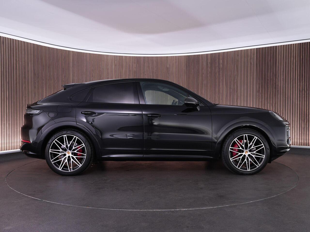 Porsche CAYENNE Coupé 3.0 E-Hybrid |pas.display|achteras besturing|carbon ext|softclose|BTW|pano|Bose|18-voudig|sport chrono|HUD|memory|BLIS|360|22"|