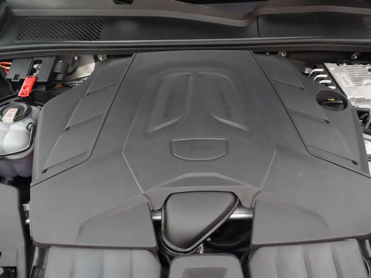 Porsche CAYENNE Coupé 3.0 E-Hybrid |pas.display|achteras besturing|carbon ext|softclose|BTW|pano|Bose|18-voudig|sport chrono|HUD|memory|BLIS|360|22"|