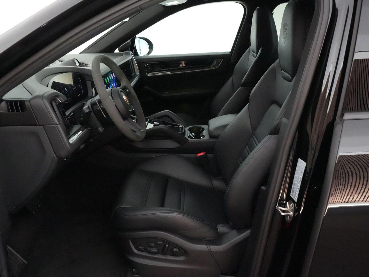 Porsche CAYENNE Coupé 3.0 E-Hybrid |pas.display|achteras besturing|carbon ext|softclose|BTW|pano|Bose|18-voudig|sport chrono|HUD|memory|BLIS|360|22"|