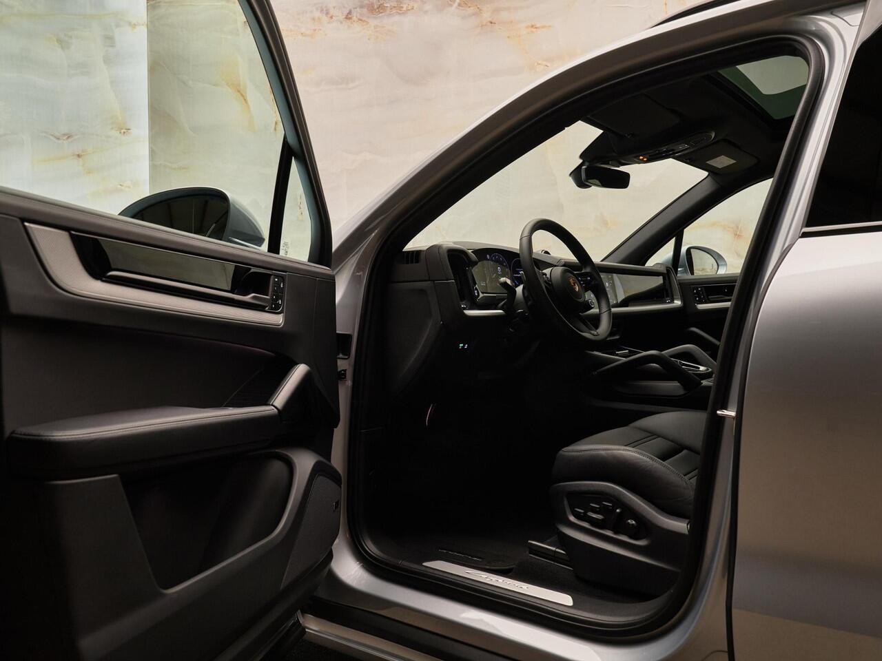 Porsche CAYENNE 3.0 E-Hybrid, SportDesign, Bose, tr.haak, 22", pano, luchtv., memory, ACC, privacy