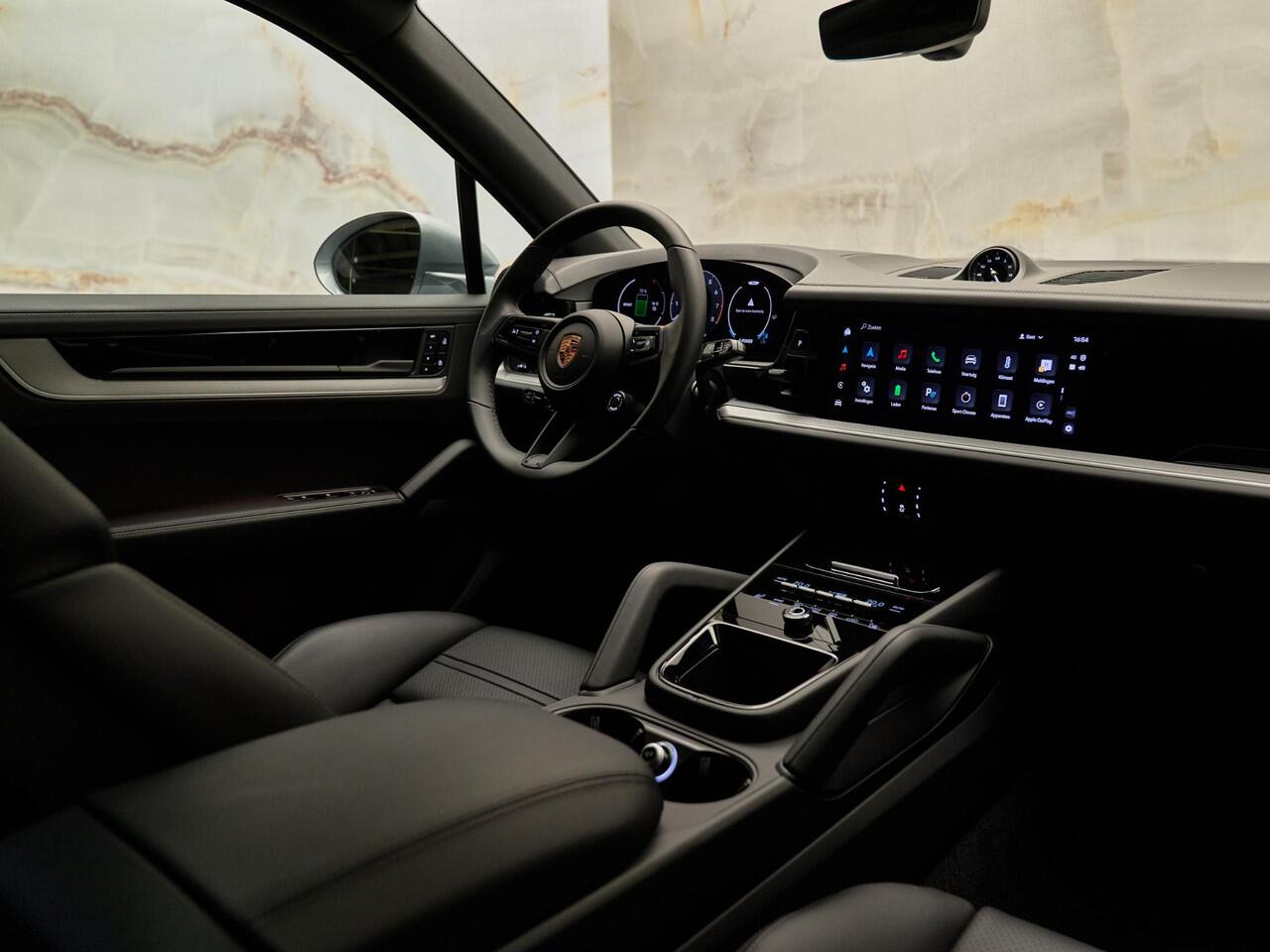 Porsche CAYENNE 3.0 E-Hybrid, SportDesign, Bose, tr.haak, 22", pano, luchtv., memory, ACC, privacy