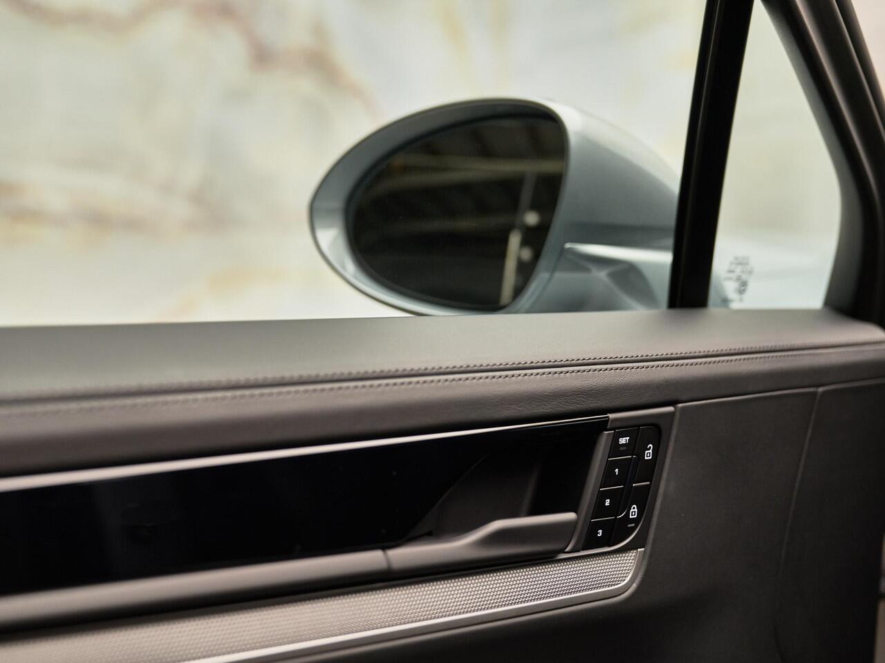 Porsche CAYENNE 3.0 E-Hybrid, SportDesign, Bose, tr.haak, 22", pano, luchtv., memory, ACC, privacy