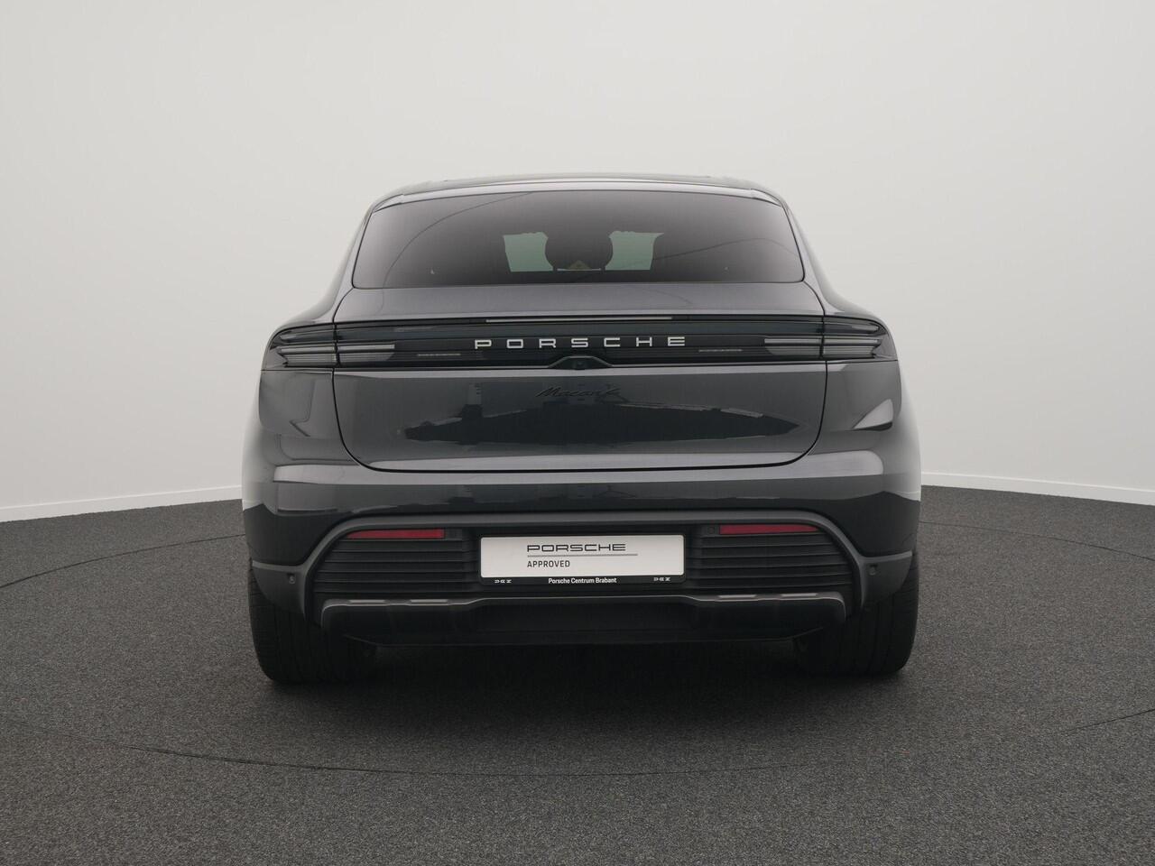 Porsche MACAN 4
