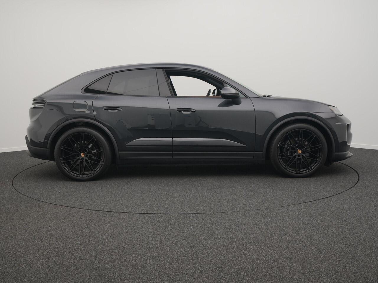 Porsche MACAN 4