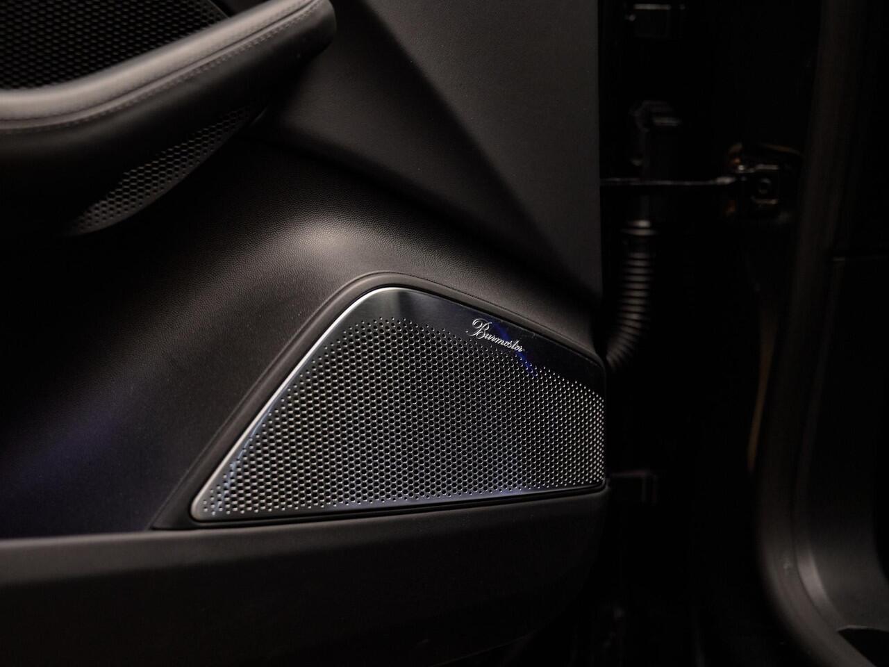 Porsche MACAN Turbo, pano, tr.haak, 22", Burmester, HUD, surround view, bijrijdersdisplay, matrix-LED, luchtv., privacy