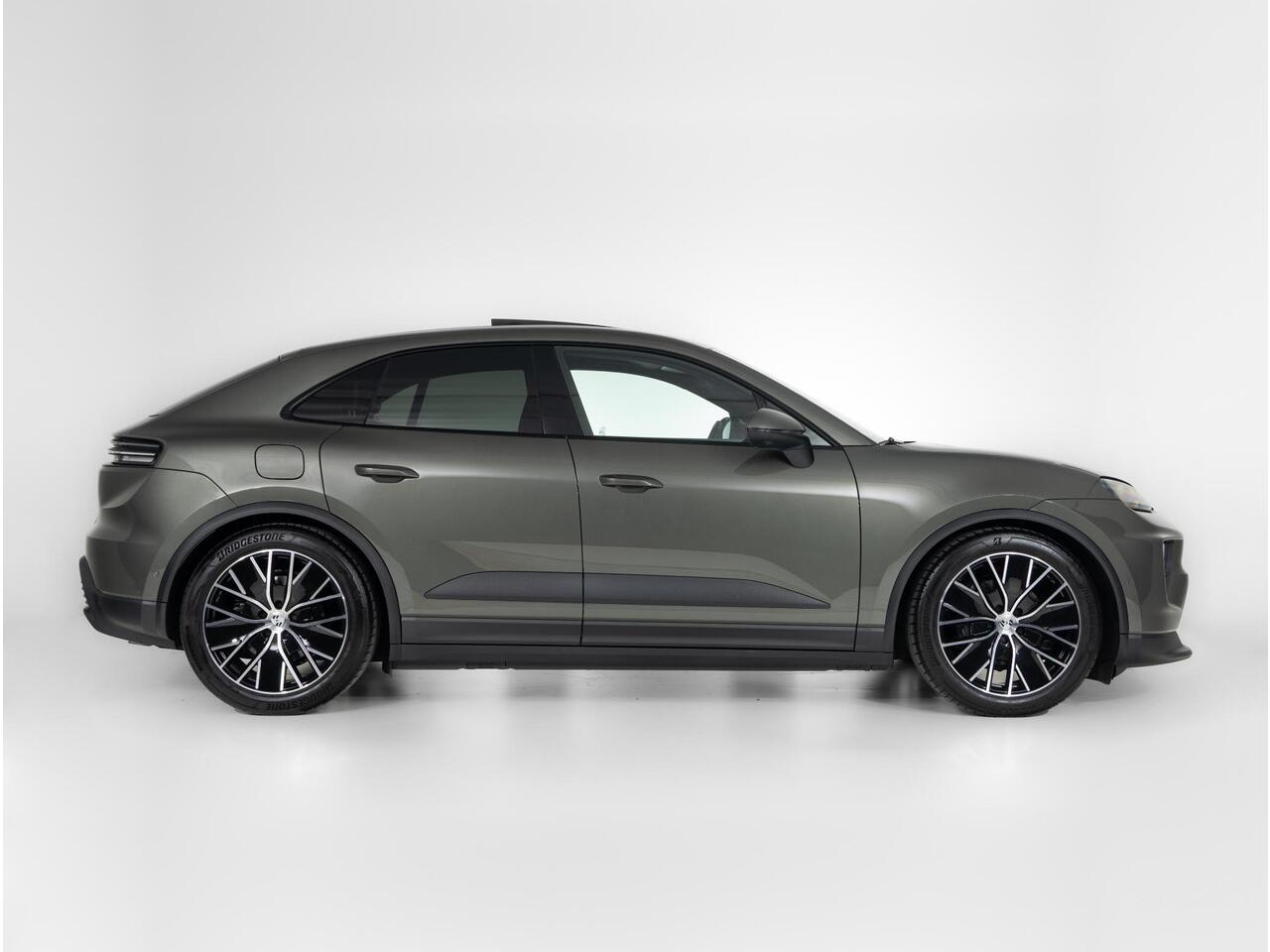 Porsche MACAN 4