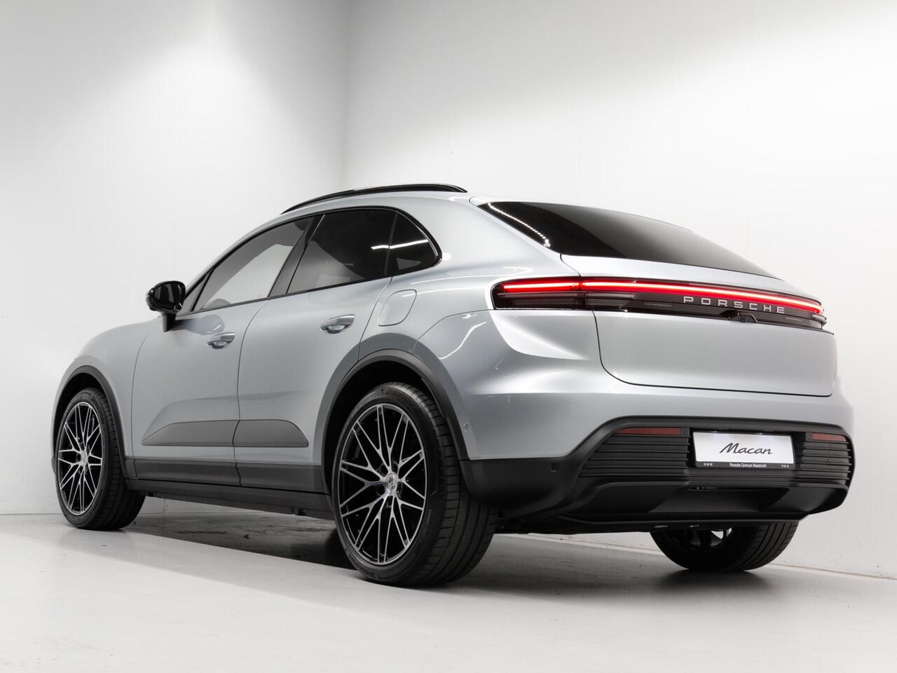 Porsche MACAN 4
