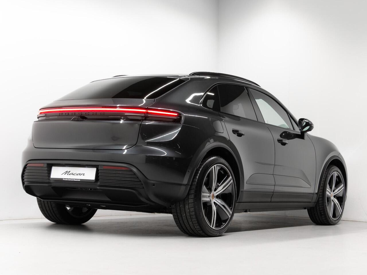 Porsche MACAN 4