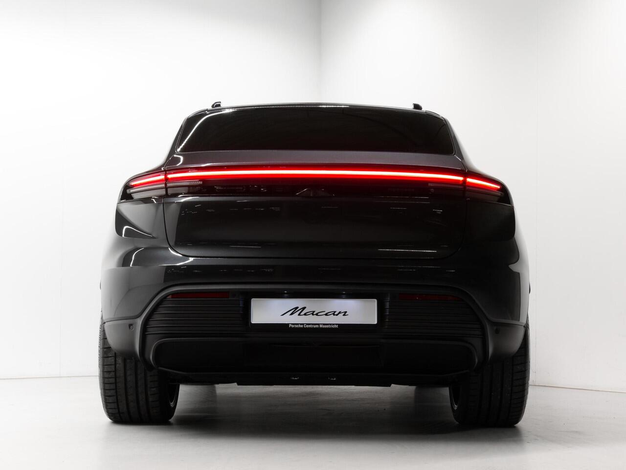 Porsche MACAN 4