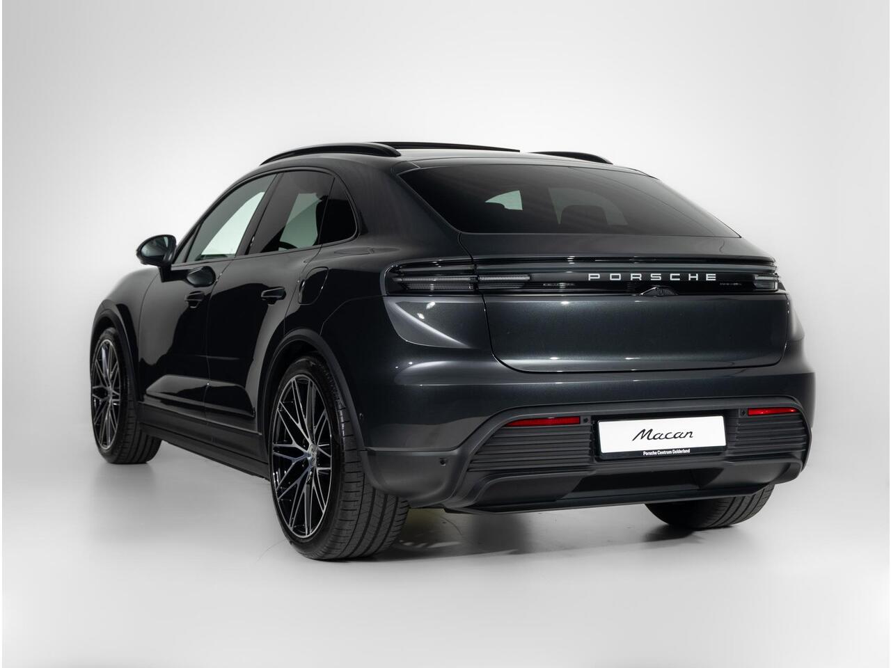 Porsche MACAN 4
