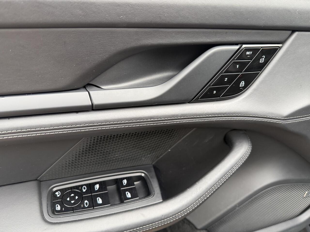 Porsche Taycan Turbo 93 kWh Dealer onderhouden