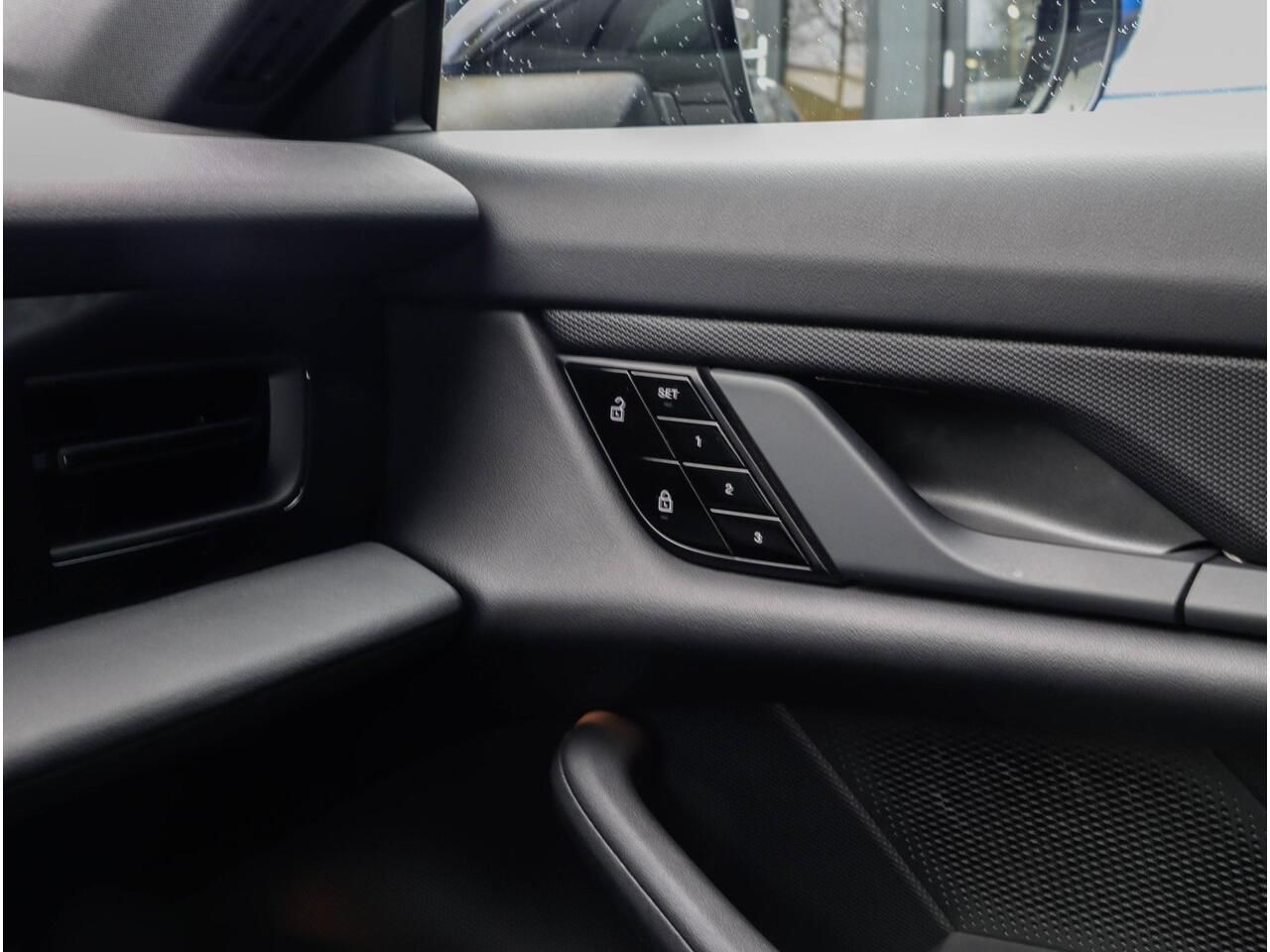 Porsche Taycan Performance 84 kWh 21'' Sport Chrono Panodak Sportstoelen Warmtepomp