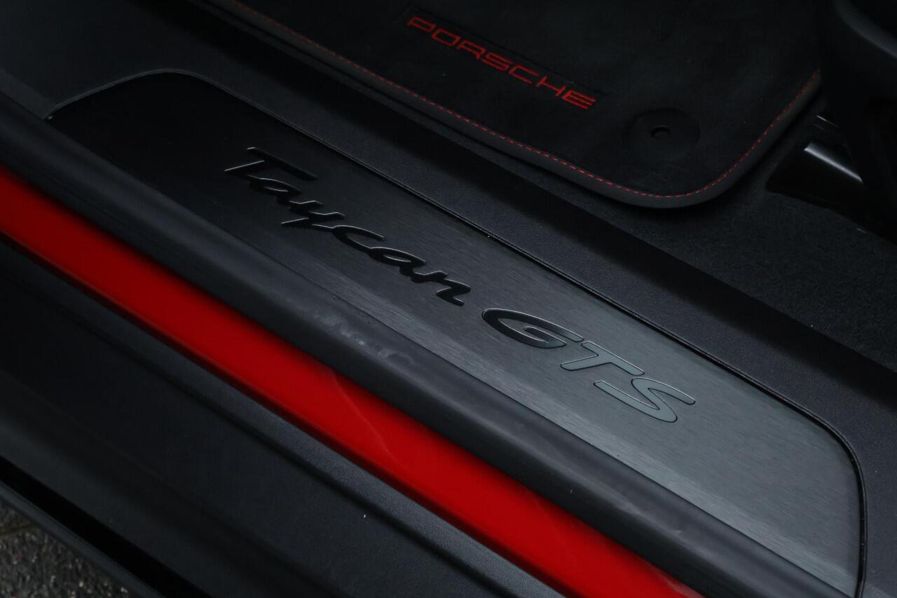 Porsche Taycan Sport Turismo GTS 93 kWh /SoH 92,8% / Sport Chrono / Pano / Bose / Luchtvering