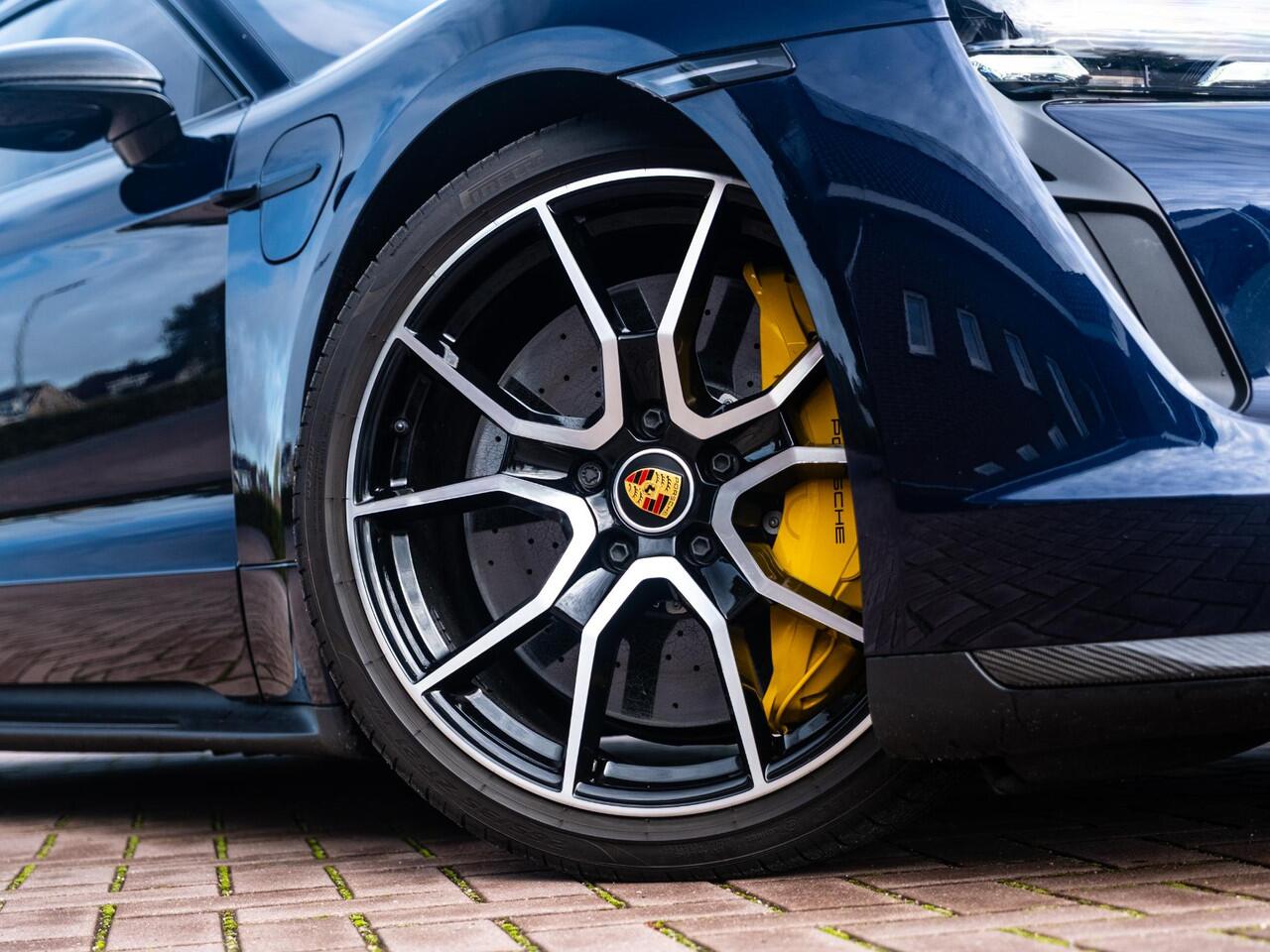 Porsche Taycan Sport Turismo Turbo S 93 kWh 761pk | Burmester | Keramische remmen | Volleder | HUD | SportChrono | Panodak | Bijrijdersdispay | PDCC | Stoelventilatie | 5-pers | SportDesign | InnoDrive| Carbon in/exterieur | Etc..  247300 nw prijs   (Org NL)