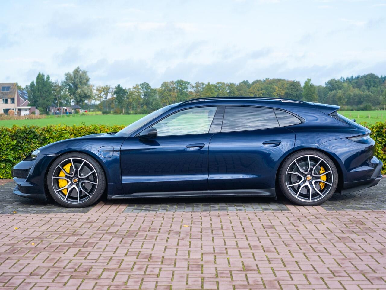 Porsche Taycan Sport Turismo Turbo S 93 kWh 761pk | Burmester | Keramische remmen | Volleder | HUD | SportChrono | Panodak | Bijrijdersdispay | PDCC | Stoelventilatie | 5-pers | SportDesign | InnoDrive| Carbon in/exterieur | Etc..  247300 nw prijs   (Org NL)