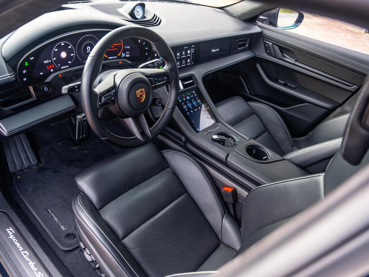 Porsche Taycan Sport Turismo Turbo S 93 kWh 761pk | Burmester | Keramische remmen | Volleder | HUD | SportChrono | Panodak | Bijrijdersdispay | PDCC | Stoelventilatie | 5-pers | SportDesign | InnoDrive| Carbon in/exterieur | Etc..  247300 nw prijs   (Org NL)