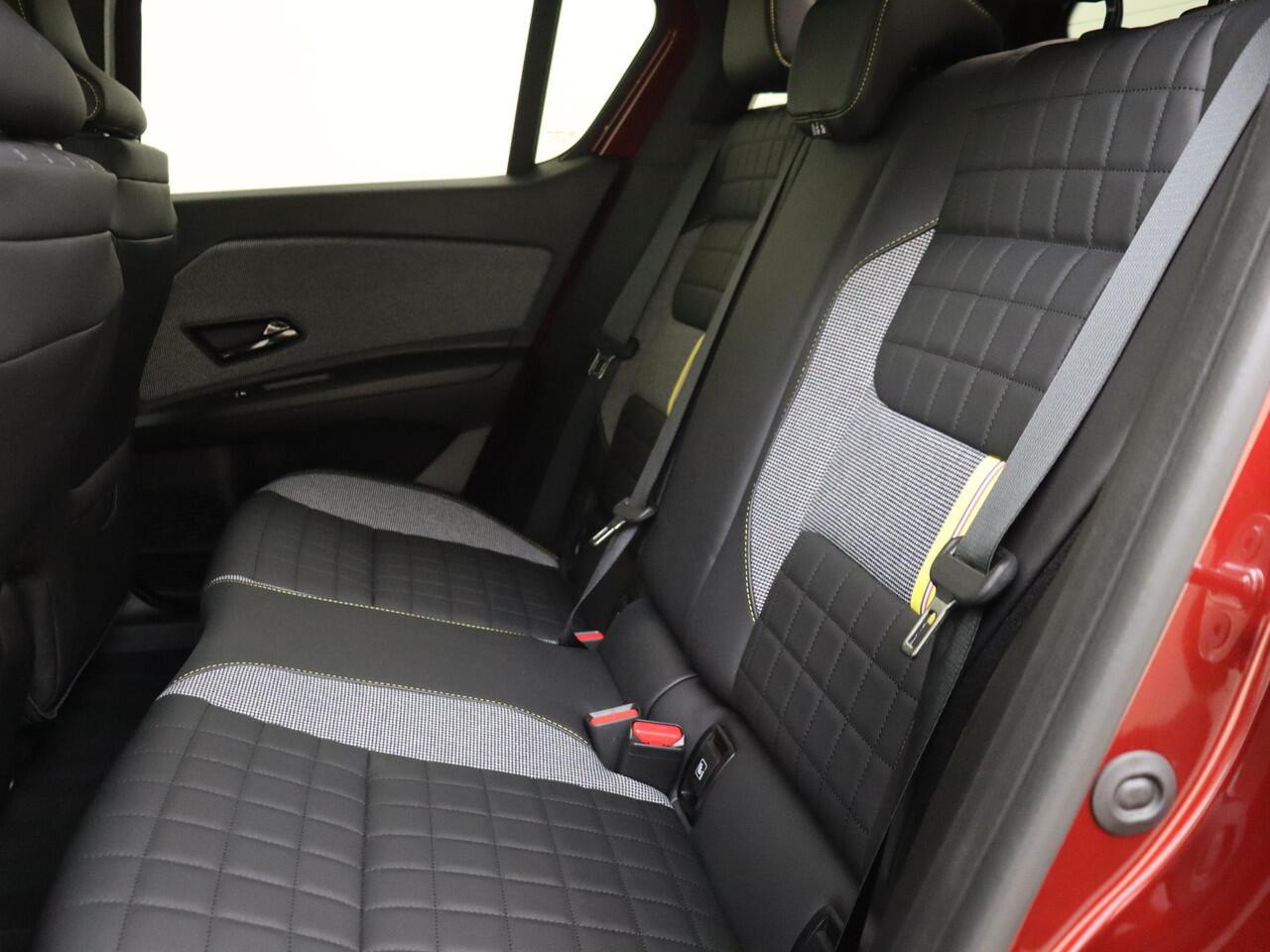 Renault 4 comfort range iconic 150PK 52 kWh | Navigatie Via Google | Apple & Android Carplay | Parkeersensoren Voor & Achter | Achteruitrijcamera | Adaptieve Cruise Control | Privacy Glass | Keyless entry | Elektrische Achterklep |