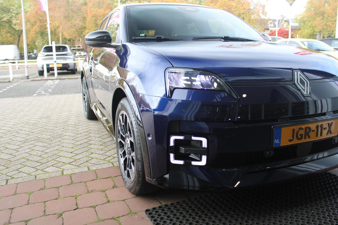 Renault 5 150PK COMFORT RANGE ROLAND-GARROS 52 kWh | NAVIGATIE SYSTEEM MET GOOGLE INTERGRATIE | HARMAN KARDON PREMIUM AUDIO | FULL LED KOPLAMPEN MET MICRO-OPTICS EN FRANSE VLAG | 10"R-LINK MULTIMEDIA | 18"GRONO LICHTMETALEN VELGEN | TWO-TONE CAROSSERIE KLEUR I.C.M.