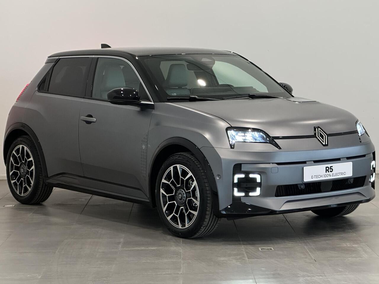 Renault 5 Comfort Range Roland Garros 52 kWh | Pack Safety & Advanced Driving Assist | Van: ¤ 37.859,- nu rijklaar voor: ¤36.559,-