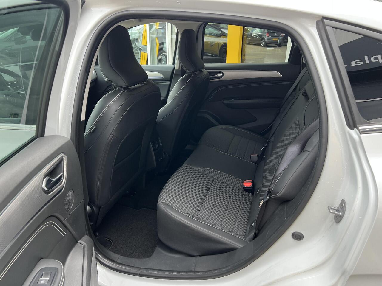 Renault Arkana 1.6 E-Tech Hybrid 145 Intens | Trekhaak | Adaptieve Cruise Control | Navigatie groot | Achteruitrijcamera | 18'' Lichtmetaal | DAB | LED |