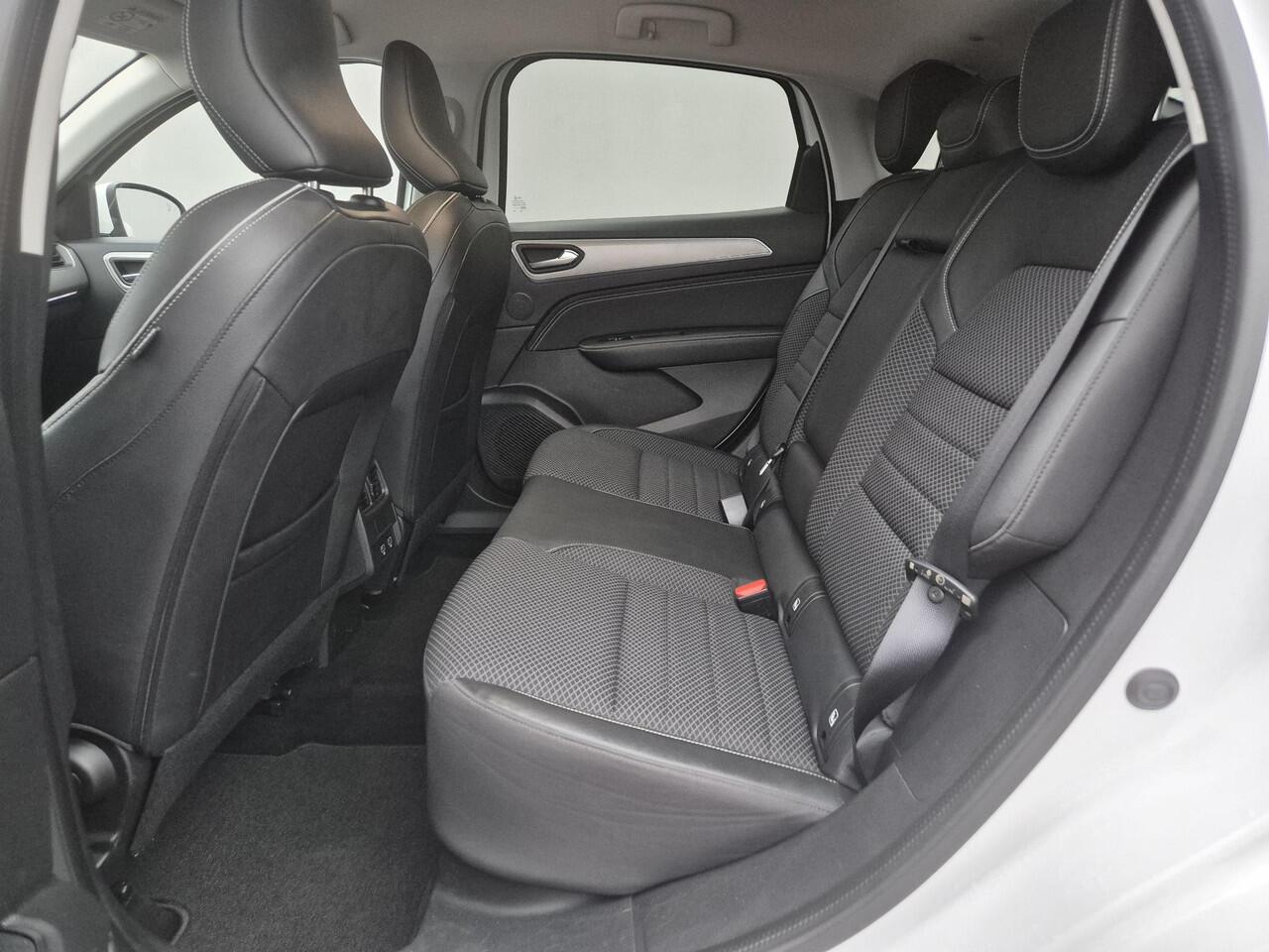 Renault Arkana 1.3 TCe 140 Intens Automaat / Trekhaak / Dealer onderhouden / Adaptief CC / Stuur-en Stoelverwarming / Keyless Entry/Start / Achteruitrijcamera / Climate control / Apple CArplay Android Auto /