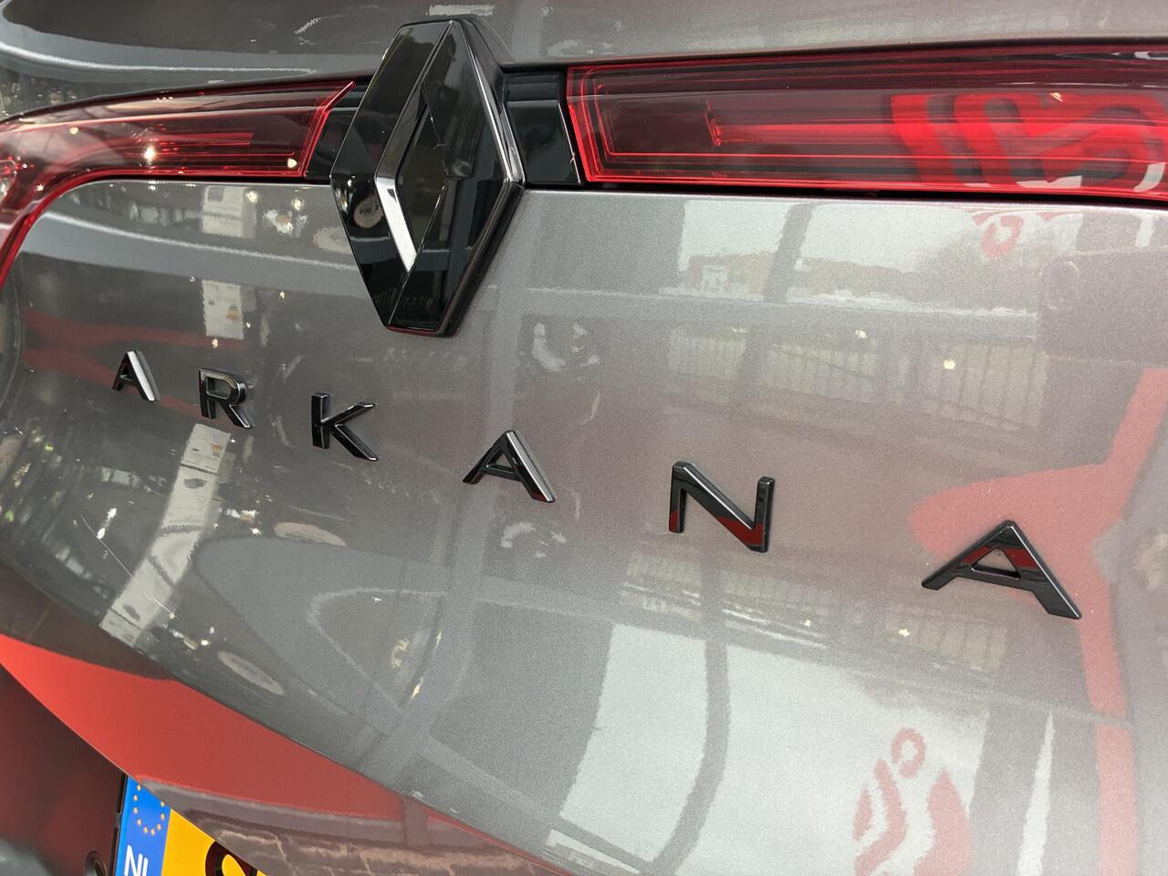Renault Arkana 1.6 E-Tech hybrid 145 E-Tech engineered / elektrisch bedienbaar glazen schuif- en kanteldak / EASY LINK multimedia- en navigatiesysteem Bose® met 9,3" touchscreen / F1 blade, uitlaatpijpen en dorpelbescherming in 'Gris Apaisant'