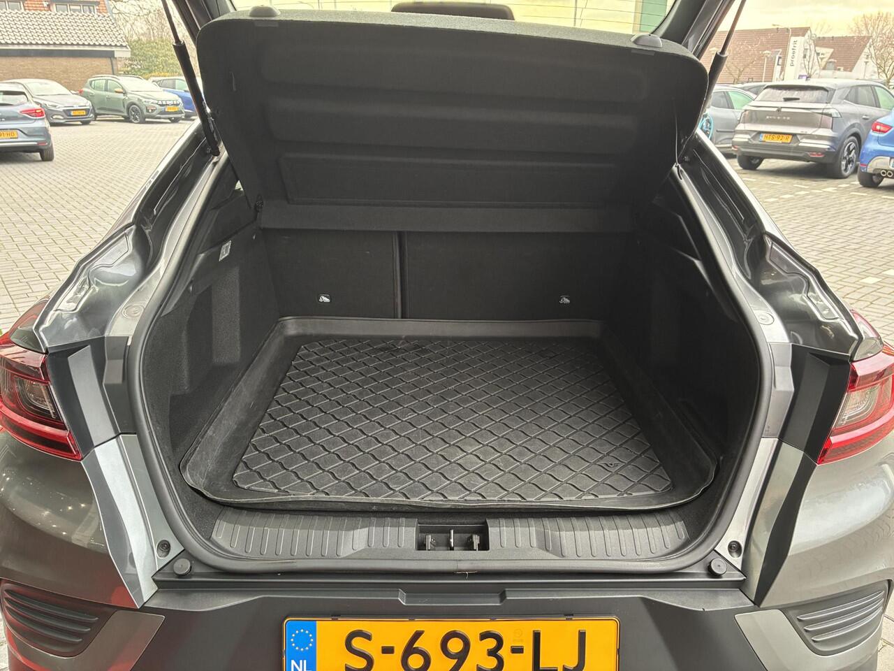 Renault Arkana 1.6 E-Tech hybrid 145 E-Tech engineered / elektrisch bedienbaar glazen schuif- en kanteldak / EASY LINK multimedia- en navigatiesysteem Bose® met 9,3" touchscreen / F1 blade, uitlaatpijpen en dorpelbescherming in 'Gris Apaisant'