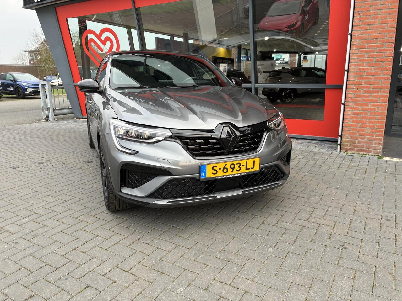 Renault Arkana 1.6 E-Tech hybrid 145 E-Tech engineered / elektrisch bedienbaar glazen schuif- en kanteldak / EASY LINK multimedia- en navigatiesysteem Bose® met 9,3" touchscreen / F1 blade, uitlaatpijpen en dorpelbescherming in 'Gris Apaisant'
