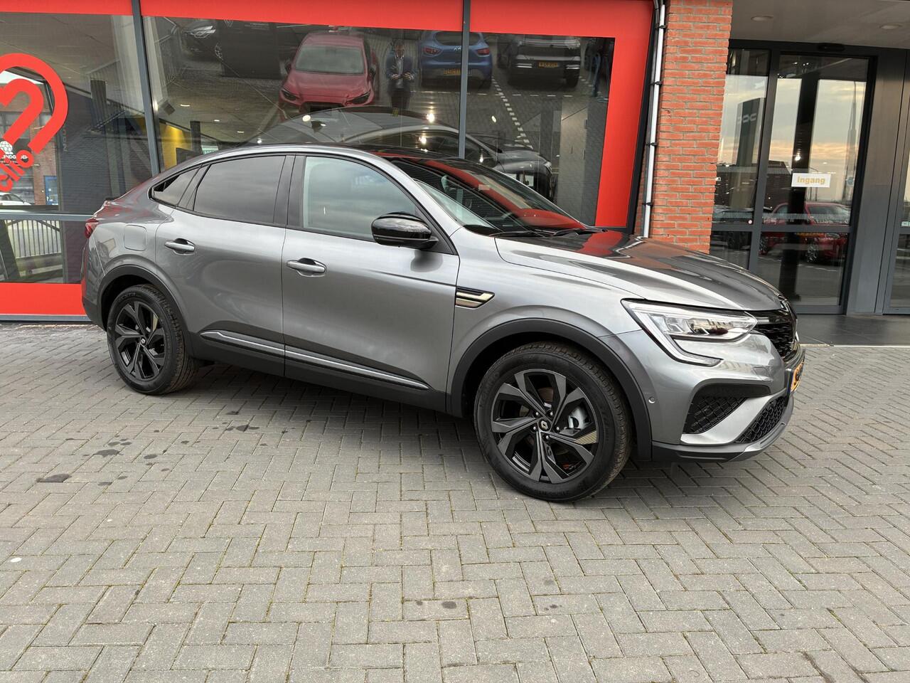 Renault Arkana 1.6 E-Tech hybrid 145 E-Tech engineered / elektrisch bedienbaar glazen schuif- en kanteldak / EASY LINK multimedia- en navigatiesysteem Bose® met 9,3" touchscreen / F1 blade, uitlaatpijpen en dorpelbescherming in 'Gris Apaisant'