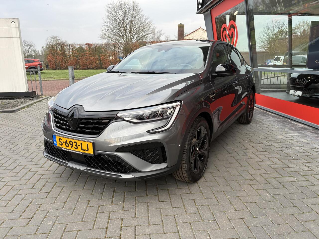 Renault Arkana 1.6 E-Tech hybrid 145 E-Tech engineered / elektrisch bedienbaar glazen schuif- en kanteldak / EASY LINK multimedia- en navigatiesysteem Bose® met 9,3" touchscreen / F1 blade, uitlaatpijpen en dorpelbescherming in 'Gris Apaisant'