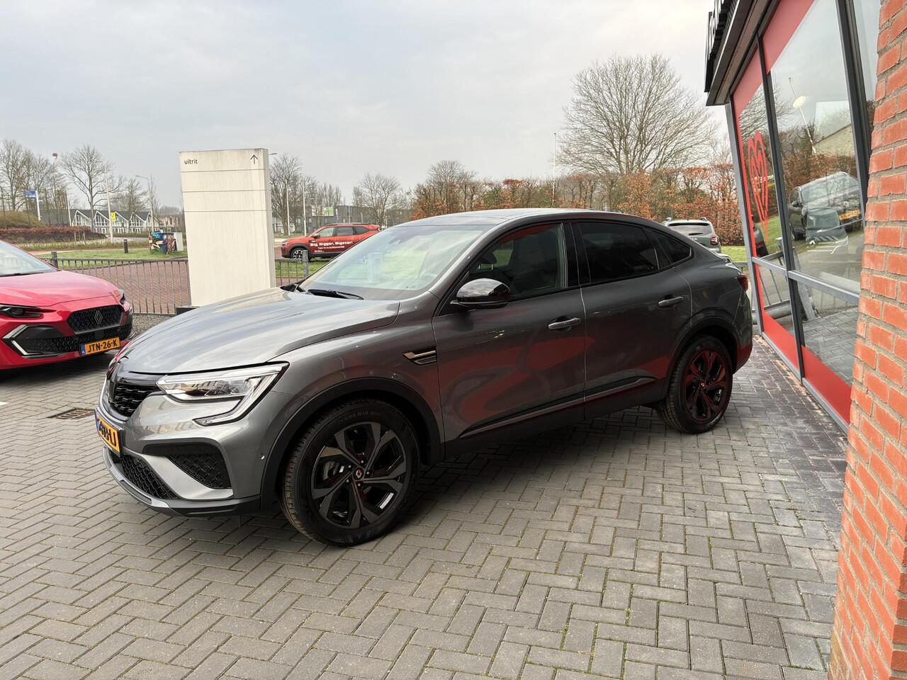 Renault Arkana 1.6 E-Tech hybrid 145 E-Tech engineered / elektrisch bedienbaar glazen schuif- en kanteldak / EASY LINK multimedia- en navigatiesysteem Bose® met 9,3" touchscreen / F1 blade, uitlaatpijpen en dorpelbescherming in 'Gris Apaisant'