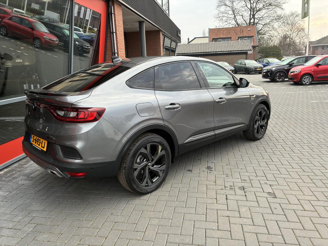 Renault Arkana 1.6 E-Tech hybrid 145 E-Tech engineered / elektrisch bedienbaar glazen schuif- en kanteldak / EASY LINK multimedia- en navigatiesysteem Bose® met 9,3" touchscreen / F1 blade, uitlaatpijpen en dorpelbescherming in 'Gris Apaisant'