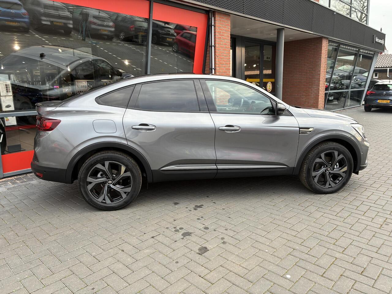 Renault Arkana 1.6 E-Tech hybrid 145 E-Tech engineered / elektrisch bedienbaar glazen schuif- en kanteldak / EASY LINK multimedia- en navigatiesysteem Bose® met 9,3" touchscreen / F1 blade, uitlaatpijpen en dorpelbescherming in 'Gris Apaisant'
