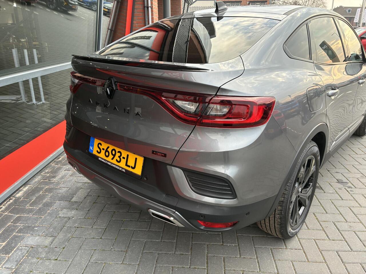 Renault Arkana 1.6 E-Tech hybrid 145 E-Tech engineered / elektrisch bedienbaar glazen schuif- en kanteldak / EASY LINK multimedia- en navigatiesysteem Bose® met 9,3" touchscreen / F1 blade, uitlaatpijpen en dorpelbescherming in 'Gris Apaisant'
