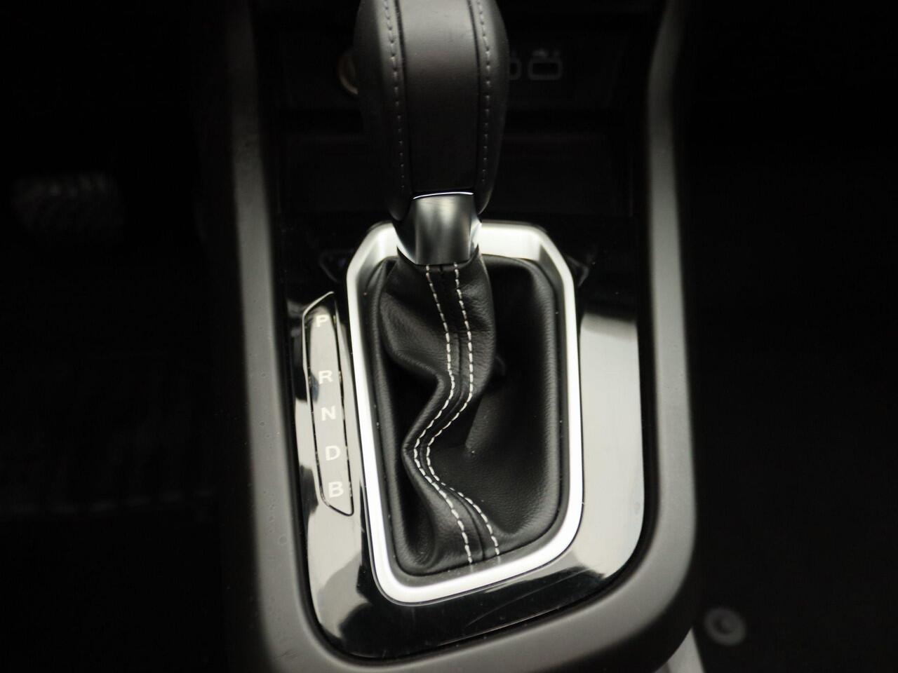 Renault Arkana E-Tech full hybrid 145 Techno | Automaat | EASY LINK navigatiesysteem met Apple CarPlay & Android Auto | Cruise Control | Parkeersensoren v+a | Privacy Glass | Voorbumper met F1 blade in carrosseriekleur |