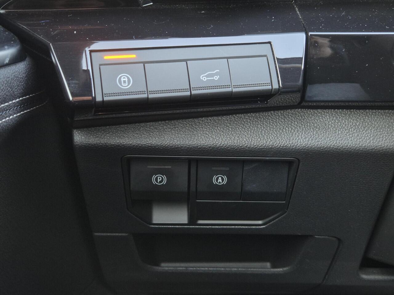 Renault Austral 1.3 mild hybrid 160 techno Automaat / Fabrieksgarantie tot 07-2026 / Pack Solid / Trekgewicht 1800 kg / Panoramadak / Apple Carplay Android Auto / Elektrische achterklep / Stuur-, Stoel en Voorruit verwarming / Achteruitrijcamera / Keyless Entry/Start /