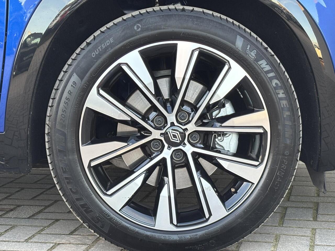Renault Austral E-Tech full hybrid 200 techno / Fabrieksgarantie tot 03-2028 / Panoramadak / Adaptief Cruise Control / 360 Graden Camera / Apple Carplay & Android Auto / Dodehoek Detectie / Climate Control /