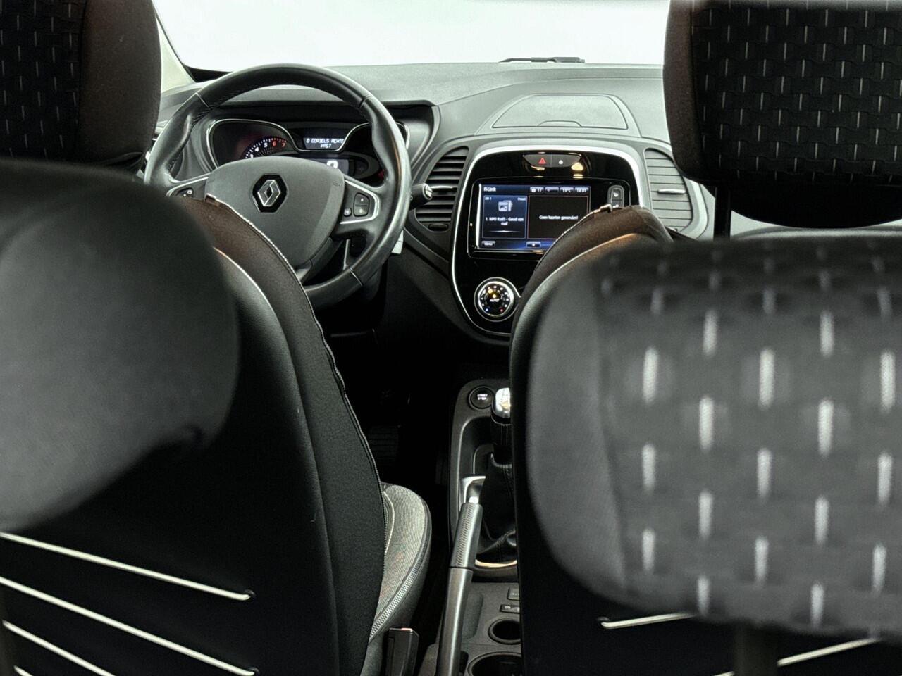 Renault CAPTUR 0.9 TCe 90pk Intens | Navigatie | Achteruitrij Camera | Parkeersensoren Voor & Achter | Climate Control | Cruise Control | Bluetooth Telefoonvoorbereiding | keyless Entry | Trekhaak | Privacy Glass |