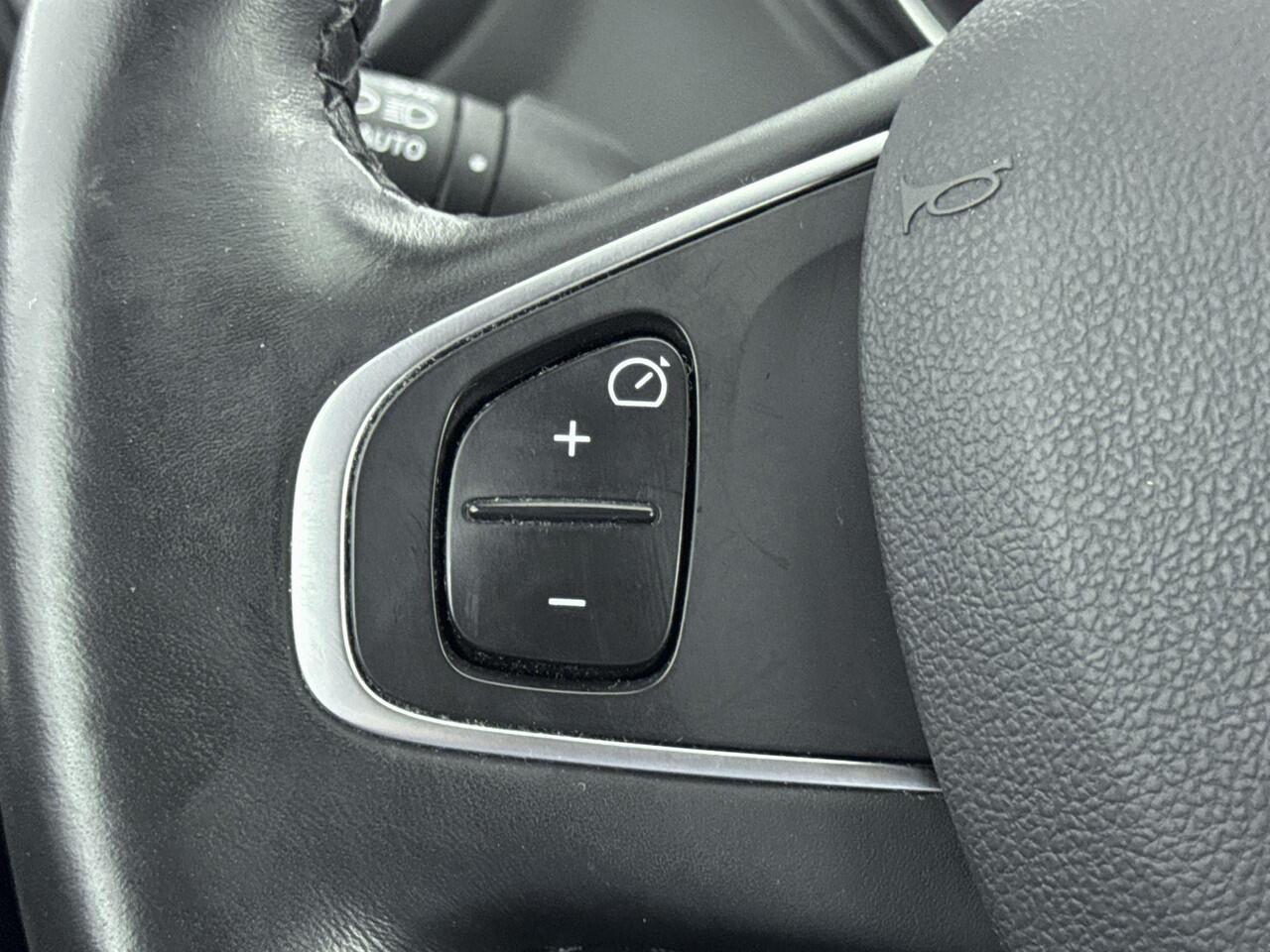 Renault CAPTUR 0.9 TCe 90pk Intens | Navigatie | Achteruitrij Camera | Parkeersensoren Voor & Achter | Climate Control | Cruise Control | Bluetooth Telefoonvoorbereiding | keyless Entry | Trekhaak | Privacy Glass |