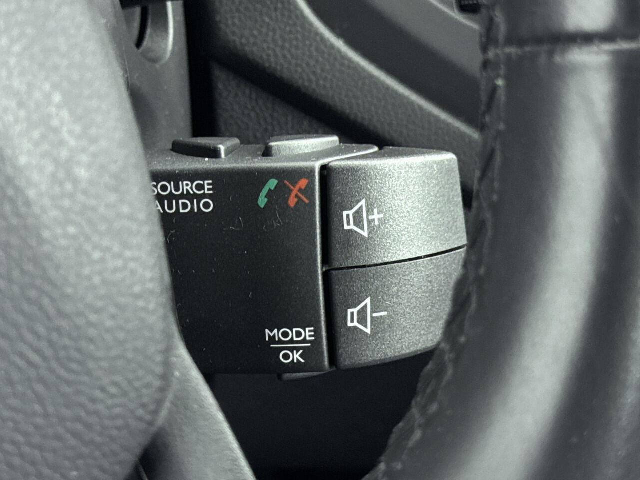 Renault CAPTUR 0.9 TCe 90pk Intens | Navigatie | Achteruitrij Camera | Parkeersensoren Voor & Achter | Climate Control | Cruise Control | Bluetooth Telefoonvoorbereiding | keyless Entry | Trekhaak | Privacy Glass |