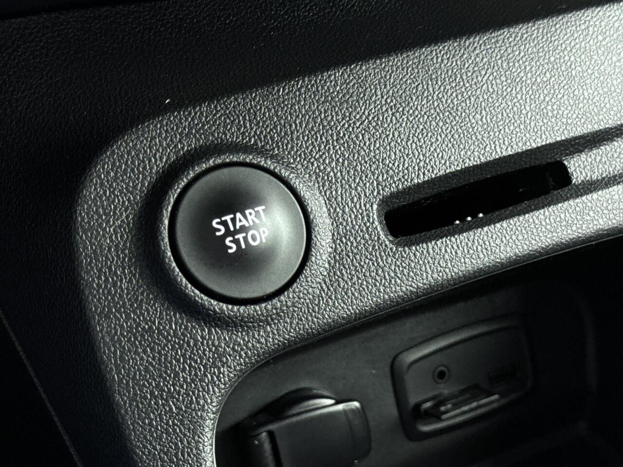 Renault CAPTUR 0.9 TCe 90pk Intens | Navigatie | Achteruitrij Camera | Parkeersensoren Voor & Achter | Climate Control | Cruise Control | Bluetooth Telefoonvoorbereiding | keyless Entry | Trekhaak | Privacy Glass |