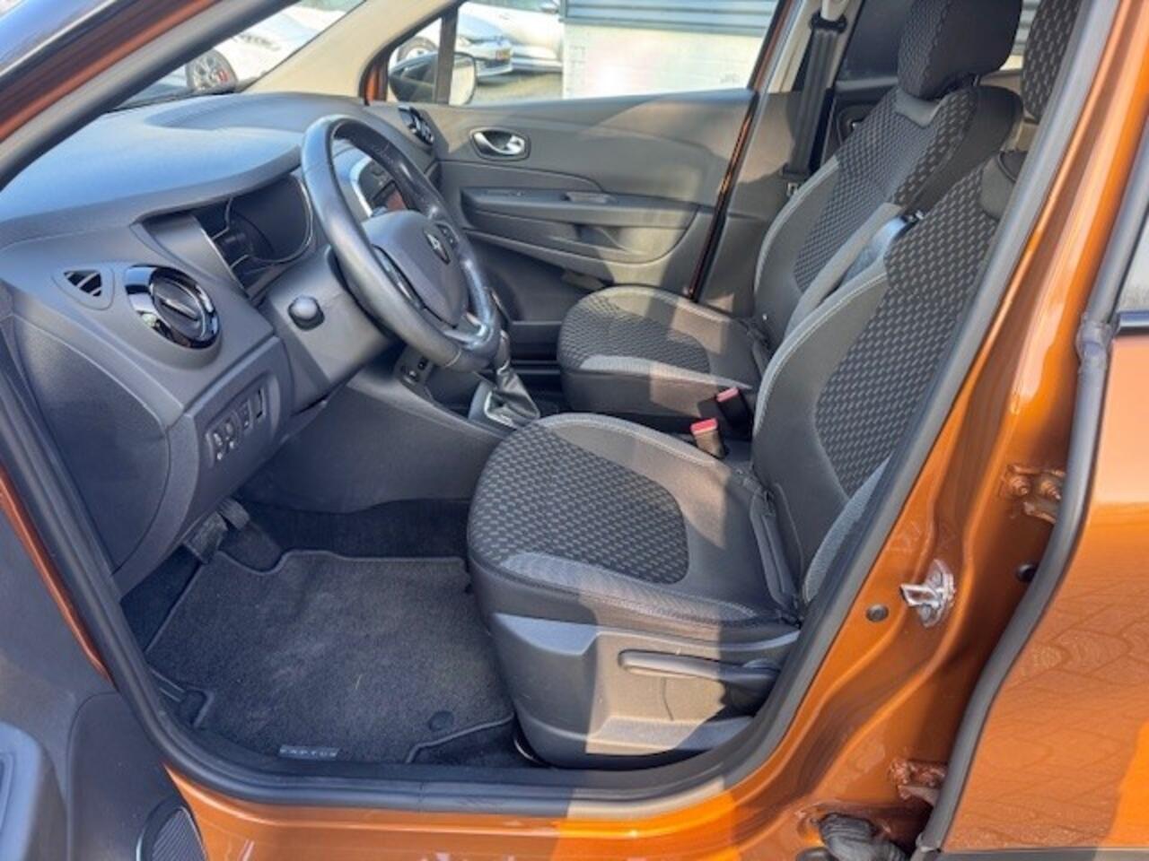 Renault CAPTUR 1.3 TCe Intens Automaat en Led koplampen. Navi.