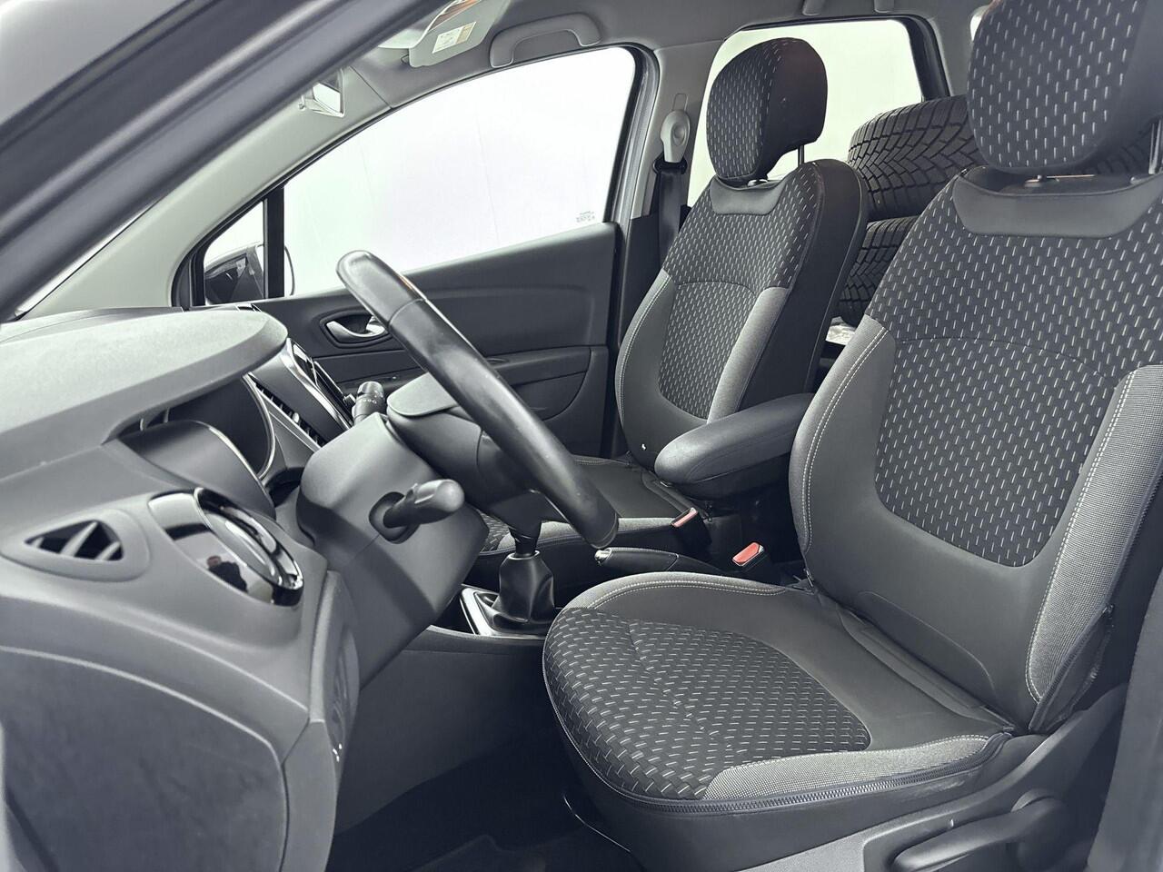 Renault CAPTUR 0.9 TCe 90Pk Intens | Navigatie | Parkeersensoren Voor & Achter | Achteruitrijcamera | Cruise Control & Snelheidsbegrenzer | Keyless Entry | Privacy Glass | Climate Control | Licht & Regensensor |