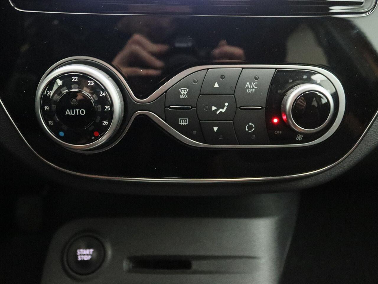 Renault CAPTUR TCe 130 Intens | Trekhaak | R-link navigatie | Two-tone metaalkleur | Climate Control | Parkeersensoren rondom met achteruitrijcamera | Lichtmetalen velgen |