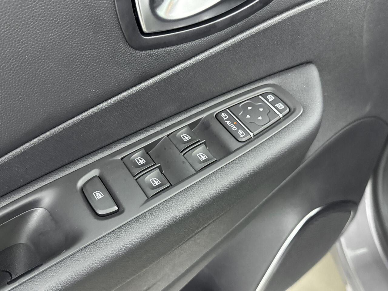 Renault CAPTUR 1.3 TCe 130Pk Intens | Navigatie | Apple & Android Caplay | Parkeersensoren Voor & Achter | Achteruitrijcamera | Trekhaak | Climate Control | Parkeerassistent