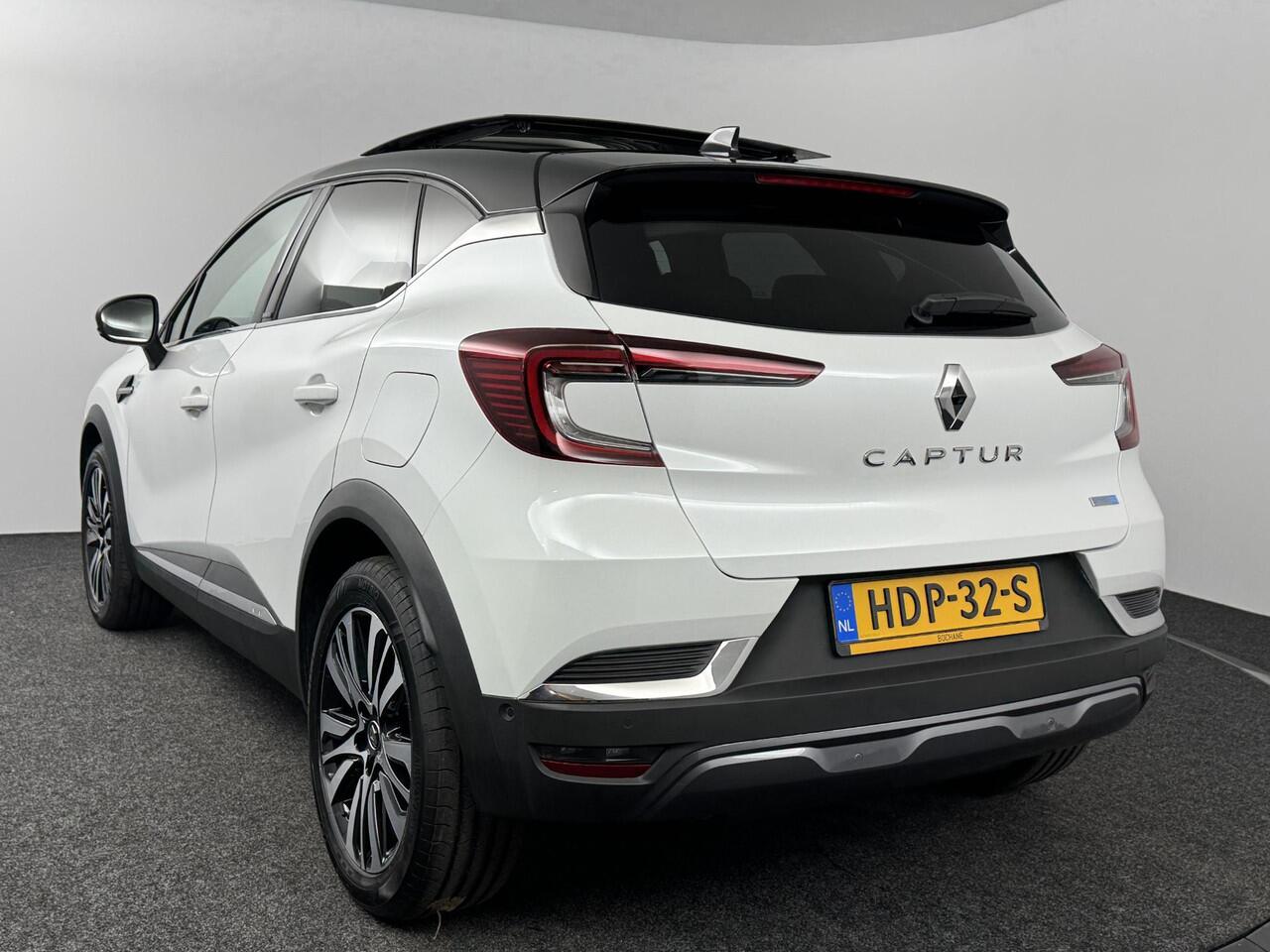 Renault CAPTUR 1.6 E-Tech Plug-in Hybrid 160 Initiale Paris / Schuif-/kanteldak / Lederen Bekleding / Parkeercamera