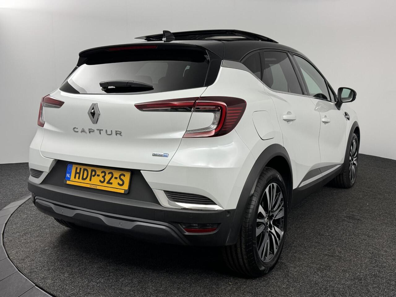 Renault CAPTUR 1.6 E-Tech Plug-in Hybrid 160 Initiale Paris / Schuif-/kanteldak / Lederen Bekleding / Parkeercamera