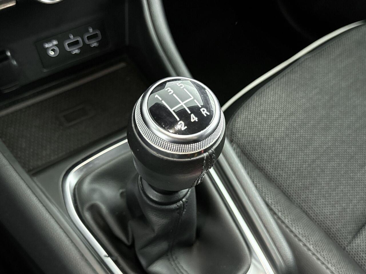 Renault CAPTUR 1.0 TCe 100Pk Intens | Navigatie via Apple Carplay/Android Auto | Climate Control | Cruise Control | Parkeersensoren | Keyless Entry & Start | Armsteun | Bluetooth | Lichtmetalen Velgen |